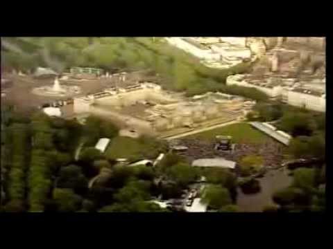 Brian May – ‘God Save The Queen’ on the roof of Buckingham Palace